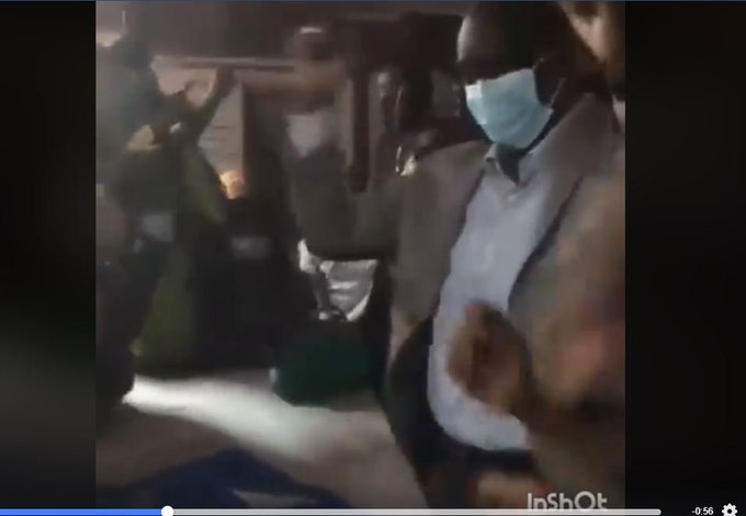 Le ministre de la Santé Diouf Sarr en train de danser dans une salle pleine à craquer, la vidéo qui choque la toile (vidéo)