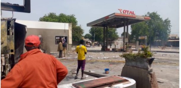 Manifestation ça dégénère à Bignona : La station Total incendiée, le domicile du préfet attaqué, 6 jeunes arrêtés (vidéo)