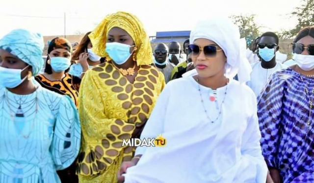 Photos – Sokhna Aïda, Sokhna Bator et Sokhna Adja, épouses de Cheikh Béthio en plein préparatifs de la journée du 17 avril