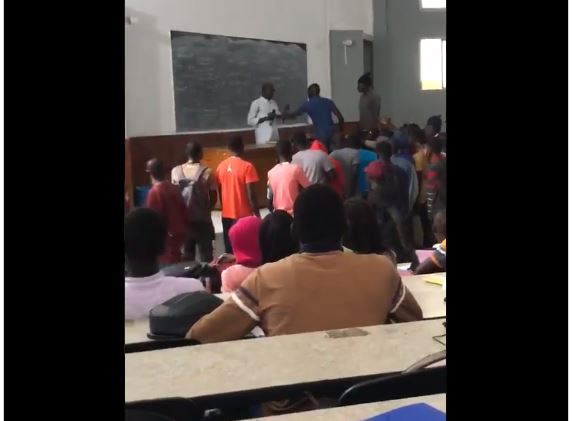 Indiscipline à l’Ucad: Des étudiants arrachent le micro à un prof en plein cours (Vidéo)