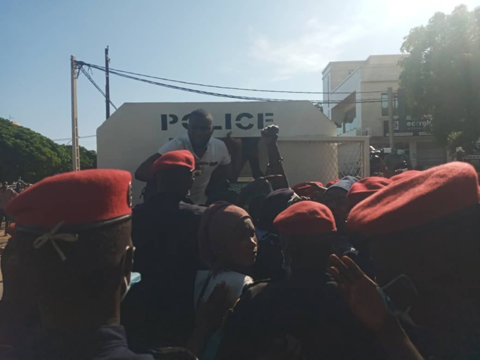 Urgent – Manifestation contre la cherté de la vie : Guy Marius Sagna et Abdou Karim Guèye sont arrivés à la place de la nation enfermés dans leurs véhicules.