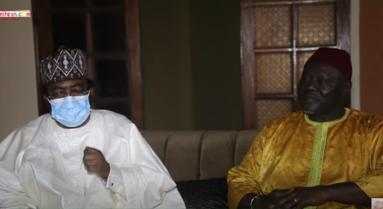 Vidéo-Sheikh Alassane SENE chez Tapha Gueye pour présenter ses condoléances suite au décès de Mbaye Guèye