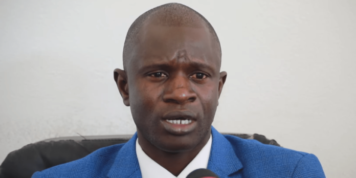 Vidéo-Après l’Anglais, le maire Babacar Diop se lance dans le « tassou »