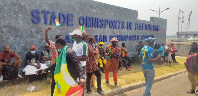 En images Les supporters des lions mettent déjà l’ambiance aux abords du stade de Bafoussam