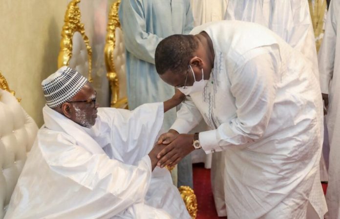 Macky Sall reçu nuitamment Touba par Serigne Mountakha à Darou