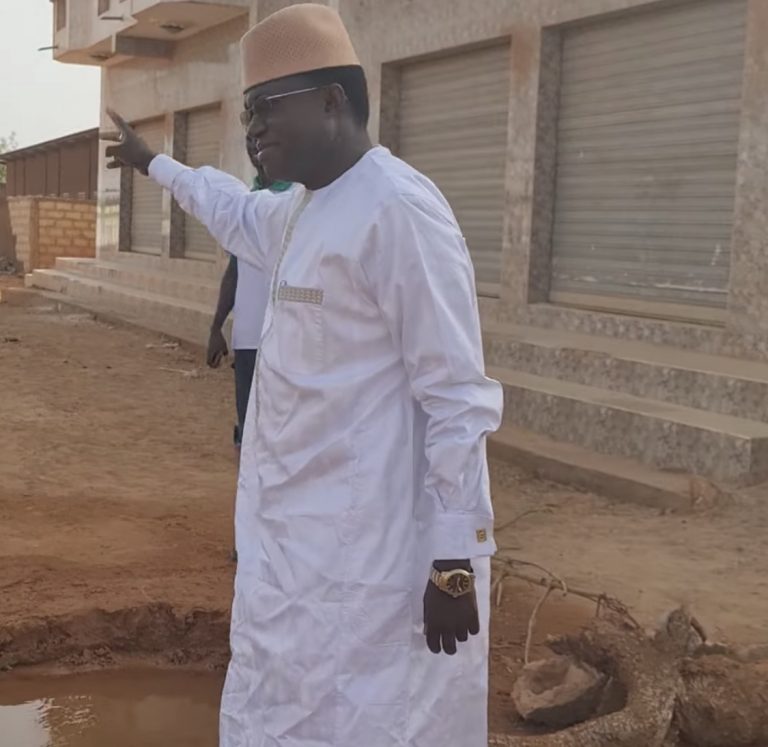 Photos – Fuites d’eau à Toglou: Mamadou Ndione (Maire de Diass) décante la situation