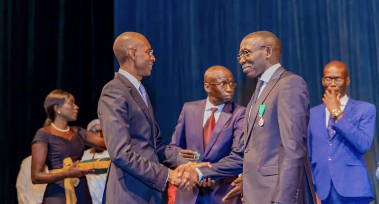 Cérémonie de remise de décorations dans l’Ordre national du Lion:Le maire de Malicounda Maguette Sène honoré par le ministre des finances et du budget (Photos)