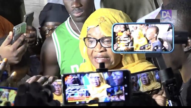 Concert de casseroles chez Ousmane Sonko – Aïda Mbodj déclare la victoire du référendum car « la population dit non à Macky Sall »