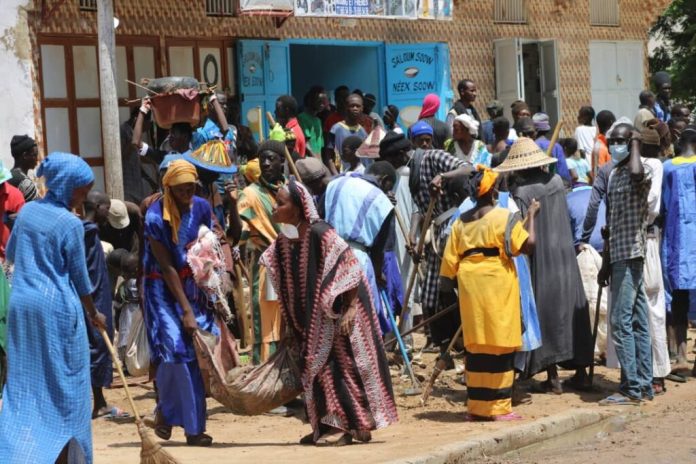 Les «Baye Fall» nettoient toute la ville sainte de Touba