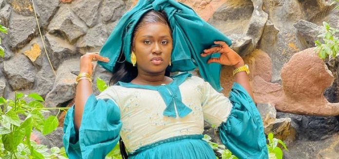 (03 photos) : L’actrice Ngoné de la série Famille Sénégalaise chaude dans sa robe époustouflante