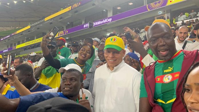 Karim Wade en toute complicité avec les supporters sénégalais