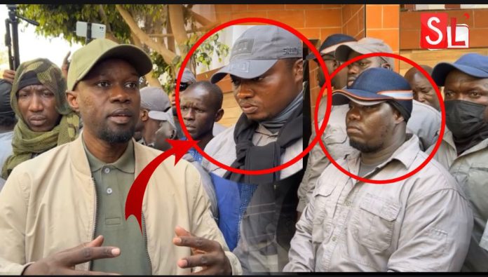 Sonko qui donne des instructions à ses gardes corps