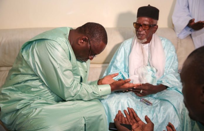 Macky Sall devant le Khalife Serigne Sidy Moukhtar