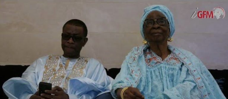 Vidéo – Tabaski 2023 chez les Ndour: Admirez la belle complicité entre Youssou Ndour et sa mère