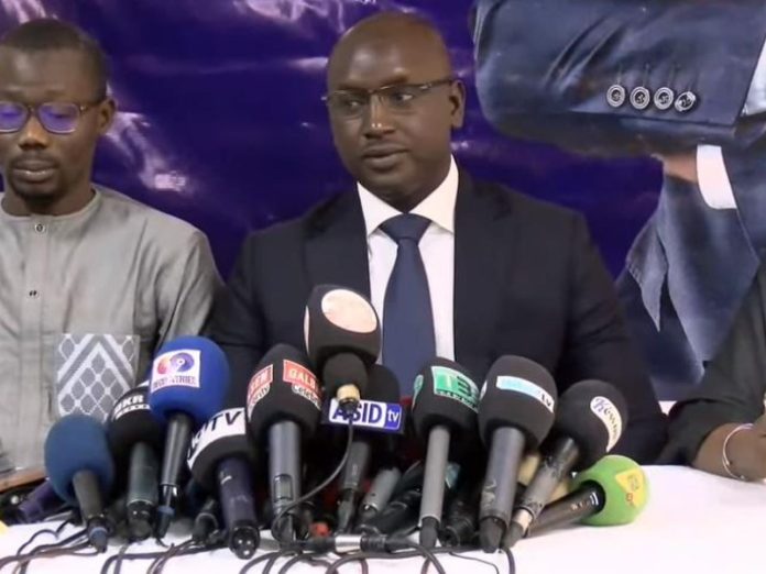 A l’occasion de la conférence de presse du FC25 qui réunit aussi les candidats à la présidentielle de 2024, Cheikh Tidiane Dièye dit avoir rejeté la main tendue du président de la République. Selon le candidat à la présidentielle « Nous sommes déterminés et aucun candidat ici présent ne sera à son dialogue » dévoile le candidat. Selon le FC25 qui fait face à la presse, « Macky Sall veut s’introniser en roi. Qu’il se le tienne pour dit. Il ne sera pas le président du Sénégal au-delà du 02 avril. Le peuple Sénégalais n’est pas un peuple à brimer, encore moins des esclaves. Nous invitons tous ses parents et amis à le raisonner pour qu’il quitte le pouvoir en paix sans quoi il lui sera forcé par le peuple » fait-il savoir.