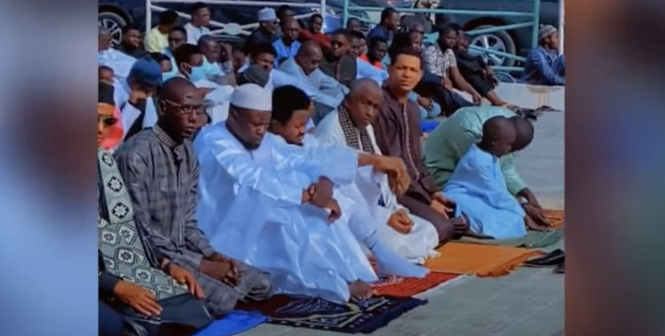 Korité 2024 : Le Premier ministre Ousmane Sonko a prié en toute discrétion dans la rue (Vidéo)