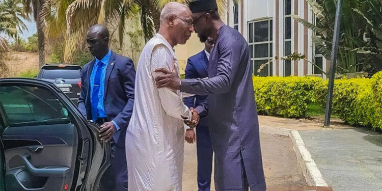 Ousmane Sonko a reçu Bah Oury: Découvrez les raisons de la visite privée du Premier ministre de la Guinée