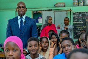 Le lundi 3 avril 2024, le Ministre de l'Éducation nationale, Moustapha Guirassy, a effectué ses premières visites officielles dans les établissements scolaires de l'académie de Dakar. Accompagné de l'ensemble des inspecteurs de l'éducation et de la formation (IEF) et de l'inspecteur d'académie (IA) de Dakar, cette série de visites marque le début d'un programme de déplacements à travers toutes les écoles du Sénégal, y compris les structures prenant en charge les enfants en situation de handicap. Pour cette première étape, marquée du sceau du souvenir et de l'émotion, le Ministre Moustapha Guirassy a choisi de se rendre dans son ancien établissement, l'école Mbaye Diagne Degaye, anciennement appelée école Medina 3. Sur place, il a été accueilli par sa maîtresse de CM2 Mme SAFIETOU MBODJ qu’il retrouve 40 ans après au sein de cet établissement qui a bercé sa tendre enfance. La présence de Mme SAFIETOU MBODJ, qu’il a fortement sollicitée, a été une occasion de l’honorer pour les services rendus à la nation, mais aussi de montrer l’importance de l’enseignant dans la construction d’une nation. Le ministre, sous la caution de l’encadrement pédagogique de l’école Mbaye Diagne Degaye, a tenu à ériger son ancienne classe de CM2 en un laboratoire informatique qui sera entièrement équipé et portera le nom de Mme SAFIETOU MBODJ. Une requête qui passera en délibération au conseil municipal. L’objectif de ce laboratoire est de mettre les enfants au cœur des technologies de l’information et de la communication, conformément aux instructions du Chef de l’État. Ce moment de retrouvaille a été l'occasion pour le Ministre d'éveiller les souvenirs les plus marquants de son passage dans cet établissement. Des moments inoubliables qui ont jalonné les premiers pas de son parcours sur le long chemin, parsemé de rêves et d’espoirs. Après l'école Mbaye Diagne Degaye, le Ministre s'est dirigé vers le Centre Verbo-Tonal de Dakar, un établissement spécialisé dans l'accueil des enfants sourds et malentendants. Il a profité de cette visite assurément symbolique à tous égards pour souligner et magnifier le travail remarquable de l'équipe enseignante et de la direction. En dépit des ressources limitées, ces professionnels accomplissent un travail exceptionnel en faveur des enfants en situation de handicap. Le ministre Guirassy a dégagé plusieurs orientations pour soutenir les établissements scolaires : accompagner les écoles dans le renforcement de la formation des enseignants, renforcer les capacités des établissements, rénover et renforcer les équipements, et améliorer le cadre de vie avec des ouvrages annexes et une propreté des établissements. Rappelant la nouvelle orientation stratégique de son département basée sur l'inclusion et la participation, le ministre a également exprimé sa volonté de diversifier l'offre éducative sur l'ensemble du territoire sénégalais. Cette diversification vise à garantir les conditions d'une scolarisation universelle en prenant en charge tous les types de handicaps. Il s'agit pour lui de décongestionner l'offre éducative en réduisant la concentration des établissements spécialisés dans les seules régions de Dakar et Thiès. Cette visite s'inscrit ainsi dans une démarche plus large visant à promouvoir l'éducation inclusive et à améliorer l'accès à une éducation de qualité pour tous les enfants du Sénégal, sans distinction. Le Ministre Moustapha Guirassy, par cette nouvelle action, réaffirme la vision et l'engagement de l'État à transformer l'éducation au Sénégal en un système véritablement inclusif et équitable, où chaque enfant, quelles que soient ses capacités, trouve sa place et bénéficie des mêmes opportunités d'apprentissage et de développement.