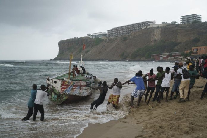 Dix (17) jeunes de Kanel, originaire de la localité de Bapatel ont été portés disparus en mer. Ces derniers voulaient rallier l’Espagne. L’information selon le quotidien sourceA vient du seul rescapé de ce naufrage. Et, il est natif du viillage voisin Gouriki Colabé. « J’ai juste donné les noms des personnes que j’ai pu identifier dans la pirogue, mais il y avait plus que ça », a-t-il déclaré. Le rescapé a été secouru par la marine espagnole avant de joindre via les canaux de communication sa famille restée au village.