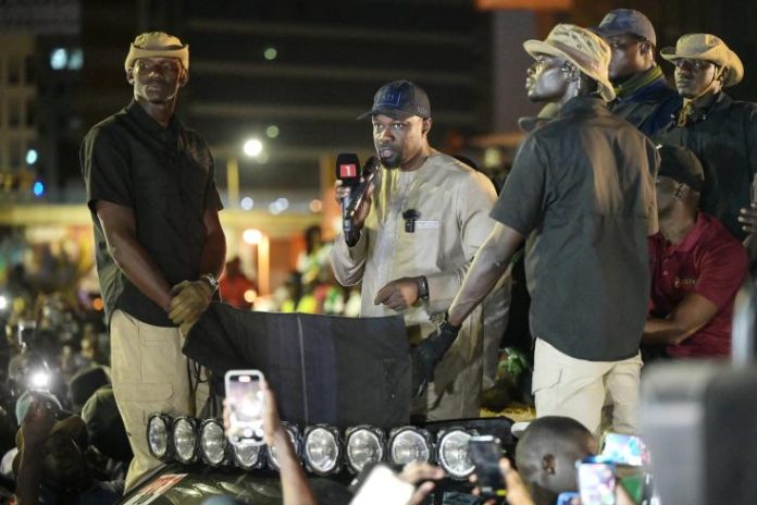 Le Sénégal compte depuis dimanche soir les votes aux législatives. Les nouveaux dirigeants visent la majorité la plus large possible pour appliquer l'agenda de rupture et de justice sociale avec lequel ils ont été portés au pouvoir il y a huit mois. Le Pastef arrive en tête dans une grande majorité des premiers centres de vote dont les les résultats provisoires nous parviennent au fur et à mesure de leur affichage. Le Pastef bat deux têtes de liste de l'opposition, le maire de Dakar Barthélémy Dias et le deuxième de la présidentielle 2024 Amadou Ba, dans leur bureau de vote, selon ces résultats. Le chef du gouvernement Ousmane Sonko l'emporte largement dans son bureau à Ziguinchor, indiquent ces résultats. A Touba, Diourbel, Saint-Louis, Sedhiou, Diourbel, Mbour, Linguere et dans la diaspora, le parti au pouvoir domine largement ses listes concurrentes selon les premières tendances. Des projections fiables de la nouvelle Assemblée pourraient être disponibles lundi matin grâce aux médias. Aucun incident significatif n'a été rapporté. La coalition Takku Wallu Sénégal de l'ancien président Macky Sall a cependant dénoncé dans un communiqué une "fraude massive organisée par le Pastef". Différents acteurs ont fait état d'une participation typiquement moindre que celle de la présidentielle de mars(61,3%). Aux législatives de 2022, 46,6% des inscrits avaient voté.