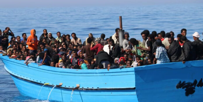 pirogue transportant plusieurs centaines de migrants
