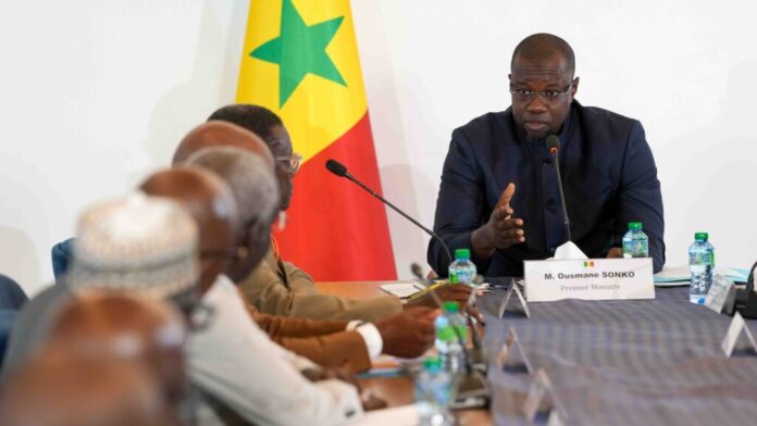 Ce mercredi 11 mars 2026, le Gouvernement du Sénégal a présenté ses priorités en matière de développement humain lors du Conseil des ministres. Le Premier Ministre Ousmane Sonko a rappelé que « le capital humain est essentiel dans la vie économique et sociale de la Nation » et que « le Gouvernement accorde une importance de premier ordre à tous les secteurs ayant un lien direct avec le développement humain et, en particulier, à ceux de l’Éducation et de la Santé ». Dans le secteur de l’Éducation nationale et de l’Enseignement supérieur, le Premier Ministre a dressé un diagnostic sans concession : « une crise lancinante due essentiellement à un déficit global en personnels, un manque d’infrastructures et d’équipements en nombre et en qualité, la détérioration de l’environnement scolaire, l’inadéquation des curricula d’enseignement et de formation, la faible promotion de filières scientifiques, la question récurrente des bourses des étudiants, le dérèglement du calendrier universitaire ainsi que l’instabilité chronique de l’espace scolaire et universitaire ». Face à cette situation, le Gouvernement prévoit un plan quinquennal de recrutement pour renforcer les effectifs des enseignants, « afin de couvrir, à terme, les besoins en encadrement pédagogique et garantir la continuité du service public de l’éducation ». Sonko a également souligné « des avancées significatives dans l’intensification de l’accès, dans l’inclusion et l’équité sociale, dans l’amélioration de la gestion des carrières des personnels enseignants, dans la valorisation de la fonction enseignante, ainsi que dans le renforcement des capacités des enseignants par la formation diplômante universelle et la formation continue ». Pour le secteur de la Santé, le Premier Ministre a identifié « la fragmentation des systèmes d’information de santé, le manque d’infrastructures et d’équipements modernes intégrant des solutions numériques et énergétiques, l’insuffisance des ressources humaines et financières, ainsi que le déficit d’entretien et de maintenance ». S’y ajoutent « l’obsolescence du cadre institutionnel et juridique, la répartition inégale du personnel et des moyens, la dépendance structurelle aux importations de médicaments, de matériels et autres produits de santé, le sous-investissement dans la prévention ainsi que la faiblesse du plateau médical ». Ousmane Sonko a insisté sur les efforts exceptionnels déployés par l’État pour redresser ces secteurs vitaux et a rappelé que « le Gouvernement s’est engagé à mettre en œuvre le Pacte national de Stabilité sociale pour une Croissance inclusive et durable, signé le 1er mai 2025 entre le Gouvernement, les Syndicats et le Patronat ».