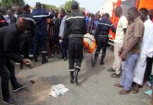 Grave accident sur l’autoroute: un policier meurt et un autre gravement blessé près de l’école Mariama Niasse Un accident mortel s’est produit ce matin à hauteur de l’école Mariama Niasse, sur l’autoroute de Dakar, impliquant une moto de service de la police et un véhicule de transport en commun de type « Ndiaga Ndiaye ». On en sait un peu plus sur le gros embouteillage enregistré ce matin à hauteur de l’école Mariama Niasse relayé par certains médias: il s’agissait d’un choc mortel survenu dans un accident de la circulation impliquant des policiers en service et un véhicule de transport en commun. Voir plus Vêtements traditionnels sénégalais Forfaits mobiles prépayés Services de météo locale Selon les précisions de RFM, les deux occupants de la moto, tous deux policiers en service au commissariat central de Dakar, ont été violemment percutés par le véhicule. Le choc a été particulièrement brutal, entraînant la mort de l’un des agents, tandis que son collègue a été grièvement blessé. L’accident a provoqué un important embouteillage sur l’autoroute, perturbant fortement la circulation aux premières heures de la matinée. Les circonstances exactes du drame restent à déterminer, une enquête étant attendue pour établir les responsabilités. Voir plus Voyages touristiques au Sénégal Abonnements TV par satellite Cours de lutte sénégalaise Ce nouvel accident relance la question de la sécurité routière, notamment en ce qui concerne la cohabitation entre deux-roues et transports en commun dans la capitale.