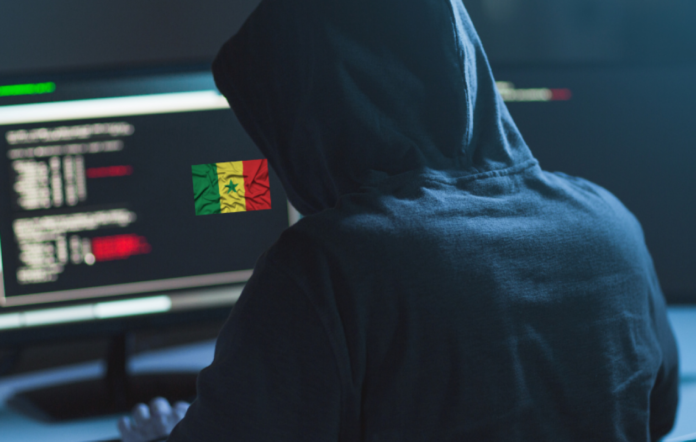 La Direction générale de la Comptabilité publique et du Trésor (DGCPT) a rendu public, ce lundi, un communiqué faisant état d’un incident affectant une partie de ses systèmes d’information depuis hier. La nature de l’incident, visiblement non précisée, suscite de légitimes interrogations au regard du climat cybersécuritaire que traverse le Sénégal. En effet, la direction indique avoir immédiatement activé son plan de continuité d’activité, permettant la mise en œuvre de mesures conservatoires dès la détection du problème. Mais l’absence de détails sur l’origine et l’étendue réelle de la perturbation contraste avec la gravité que pourrait revêtir un tel dysfonctionnement au sein d’une institution névralgique des finances publiques sénégalaises. Car le pays encaisse depuis quelques années une vague de cyberattaques d’une ampleur préoccupante. Des systèmes informatiques gouvernementaux aussi stratégiques que la Direction générale des impôts et domaines (DGID), la Direction de l’Automatisation des Fichiers (DAF) et Sénégal Numérique ont récemment été la cible d’attaques. En octobre 2025, la DGID a été paralysée pendant plus d’une semaine par le groupe cybercriminel Black Shantrac, qui aurait réclamé une rançon de 250 000 dollars. En décembre 2025, une tentative de fraude sophistiquée visant à détourner 7,9 millions de dollars d’une compagnie pétrolière a été déjouée de justesse grâce à l’intervention d’Interpol. Les chiffres globaux sont tout aussi alarmants. En 2024, plus de 10 millions de cybermenaces ont été détectées et bloquées au Sénégal selon Kaspersky, les attaques exploitant des failles logicielles ayant quasiment doublé en un an, passant de 155 000 à plus de 293 000 incidents. Sur la même période, les cyberattaques ont augmenté de 50 % en Afrique de l’Ouest, ciblant de plus en plus les institutions financières et les services publics. En 2025, la Police nationale a enregistré 3794 infractions liées à la cybercriminalité, principalement des escroqueries en ligne et des atteintes aux données informatiques. Dans ce contexte, l’incident déclaré par la DGCPT appelle davantage à la vigilance qu’à la sérénité. La question d’une éventuelle compromission de données financières ou personnelles des usagers reste entière, faute d’une communication suffisamment transparente de la part des autorités. Le communiqué, signé du Directeur général Amadou Tidiane Gaye, n’offre aucun calendrier de retour à la normale. Il laisse cependant planer le doute sur la réelle maîtrise de la situation.