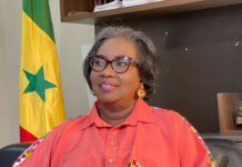 Sophie Gladima devant la Haute Cour de justice : Son bracelet électronique retiré… le procès renvoyé Nouvelle évolution dans le dossier judiciaire d’Aïssatou Sophie Gladima. À l’occasion de son procès qui devait s’ouvrir ce mercredidevant la Haute Cour de justice, l’ancienne ministre des Mines et de la Géologie a vu son bracelet électronique retiré et recouvre désormais l’entière liberté de ses mouvements. L’information a été confirmée à Dakaractu, joint au téléphone, par l’un de ses avocats. Placée sous mandat de dépôt depuis le 21 mai 2025 dans le cadre de l’enquête sur la gestion du Fonds Force Covid-19, puis mise en liberté provisoire sous surveillance électronique en juillet 2025 avec assignation dans les régions de Dakar et de Thiès, Aïssatou Sophie Gladima voit ainsi les dernières contraintes judiciaires pesant sur elle levées. Poursuivie pour détournement de deniers publics et blanchiment de capitaux, portant sur une somme désormais évaluée à 73 millions de FCFA liée à un projet de centre gravimétrique à Kédougou jamais réalisé, l’ex-ministre a toujours clamé son innocence devant la Commission d’instruction de la Haute Cour de justice. Son dossier, qui devait être examiné ce mercredi, a finalement été renvoyé après les vacances judiciaires, dont la période s’étend du 1er août au 31 octobre. Le procès de l’ancienne ministre sous le régime de Macky Sall ne devrait donc pas reprendre avant le mois de novembre prochain.