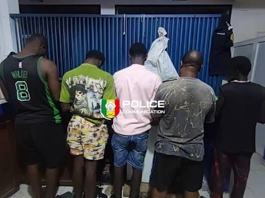 Une enquête particulièrement grave a conduit à l’interpellation de cinq hommes soupçonnés d’avoir participé à un viol collectif à Touba. Selon L’Observateur, les faits remontent à la nuit du lundi 3 au mardi 4 août 2026, au lendemain du Grand Magal. La victime, désignée par les initiales B. Diagne, se promenait dans le quartier Darou Marnane avec son petit ami, A. Thiobane. Arrivés à hauteur du sous-quartier Niary Pneus, ils auraient été surpris par cinq hommes. L’un des membres du groupe aurait brandi une machette et menacé le jeune homme. Pris de peur, le compagnon de B. Diagne aurait pris la fuite, laissant la jeune femme face à ses agresseurs. Selon le récit de L’Observateur, la victime aurait ensuite été conduite de force dans un bâtiment en construction. Elle y aurait subi des violences sexuelles commises successivement par plusieurs membres du groupe. L’un des suspects aurait également filmé la scène et la jeune femme nue. Les agresseurs présumés auraient ensuite utilisé ces images pour intimider leur victime, en la menaçant d’une diffusion sur TikTok si elle révélait ce qui s’était passé. Malgré ces menaces, B. Diagne s’est rendue dès le lendemain au commissariat de Ndamatou pour déposer plainte. Les policiers auraient alors mis en place une stratégie pour identifier et arrêter les suspects. La jeune femme aurait été invitée à accepter un rendez-vous proposé par la bande. Le dispositif a fonctionné. Deux hommes, N.D. et B.T., se sont présentés au rendez-vous en pensant retrouver la victime. Les policiers les ont interpellés sur place avant de les conduire au commissariat. L’Observateur rapporte que, confrontés aux éléments de l’enquête, les deux suspects ont fini par reconnaître leur implication. N.D. aurait admis avoir été le premier à agresser sexuellement la jeune femme avant que d’autres membres du groupe ne prennent le relais. B.T. aurait pour sa part reconnu avoir réalisé la vidéo utilisée ensuite comme instrument de menace et de chantage. Les auditions ont ensuite permis aux enquêteurs d’identifier trois autres personnes désignées par les initiales B.N., A.B. et S.S. Les trois suspects ont été rapidement retrouvés et interpellés, portant à cinq le nombre de personnes arrêtées dans cette affaire. Les mis en cause sont âgés de 21 à 39 ans. À l’issue de leur garde à vue, ils devaient être présentés au parquet de Diourbel notamment pour des faits qualifiés de viol collectif, menaces de mort, extorsion, chantage et collecte illicite de données à caractère personnel. L’Observateur indique, en citant des sources présentées comme dignes de foi, qu’un placement sous mandat de dépôt des cinq suspects était envisagé. Cette décision relève toutefois de l’autorité judiciaire. Une enquête particulièrement grave a conduit à l’interpellation de cinq hommes soupçonnés d’avoir participé à un viol collectif à Touba. Selon L’Observateur, les faits remontent à la nuit du lundi 3 au mardi 4 août 2026, au lendemain du Grand Magal. La victime, désignée par les initiales B. Diagne, se promenait dans le quartier Darou Marnane avec son petit ami, A. Thiobane. Arrivés à hauteur du sous-quartier Niary Pneus, ils auraient été surpris par cinq hommes. L’un des membres du groupe aurait brandi une machette et menacé le jeune homme. Pris de peur, le compagnon de B. Diagne aurait pris la fuite, laissant la jeune femme face à ses agresseurs. Selon le récit de L’Observateur, la victime aurait ensuite été conduite de force dans un bâtiment en construction. Elle y aurait subi des violences sexuelles commises successivement par plusieurs membres du groupe. L’un des suspects aurait également filmé la scène et la jeune femme nue. Les agresseurs présumés auraient ensuite utilisé ces images pour intimider leur victime, en la menaçant d’une diffusion sur TikTok si elle révélait ce qui s’était passé. Malgré ces menaces, B. Diagne s’est rendue dès le lendemain au commissariat de Ndamatou pour déposer plainte. Les policiers auraient alors mis en place une stratégie pour identifier et arrêter les suspects. La jeune femme aurait été invitée à accepter un rendez-vous proposé par la bande. Le dispositif a fonctionné. Deux hommes, N.D. et B.T., se sont présentés au rendez-vous en pensant retrouver la victime. Les policiers les ont interpellés sur place avant de les conduire au commissariat. L’Observateur rapporte que, confrontés aux éléments de l’enquête, les deux suspects ont fini par reconnaître leur implication. N.D. aurait admis avoir été le premier à agresser sexuellement la jeune femme avant que d’autres membres du groupe ne prennent le relais. B.T. aurait pour sa part reconnu avoir réalisé la vidéo utilisée ensuite comme instrument de menace et de chantage. Les auditions ont ensuite permis aux enquêteurs d’identifier trois autres personnes désignées par les initiales B.N., A.B. et S.S. Les trois suspects ont été rapidement retrouvés et interpellés, portant à cinq le nombre de personnes arrêtées dans cette affaire. Les mis en cause sont âgés de 21 à 39 ans. À l’issue de leur garde à vue, ils devaient être présentés au parquet de Diourbel notamment pour des faits qualifiés de viol collectif, menaces de mort, extorsion, chantage et collecte illicite de données à caractère personnel. L’Observateur indique, en citant des sources présentées comme dignes de foi, qu’un placement sous mandat de dépôt des cinq suspects était envisagé. Cette décision relève toutefois de l’autorité judiciaire.
